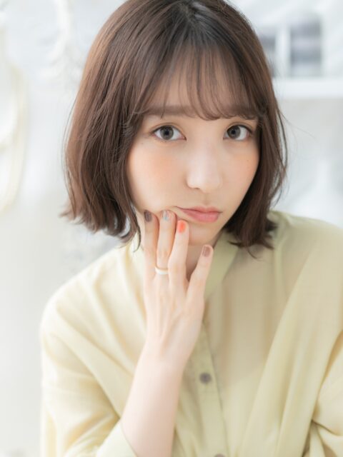 大人可愛い小顔グレーベージュ外ハネボブ20代30代